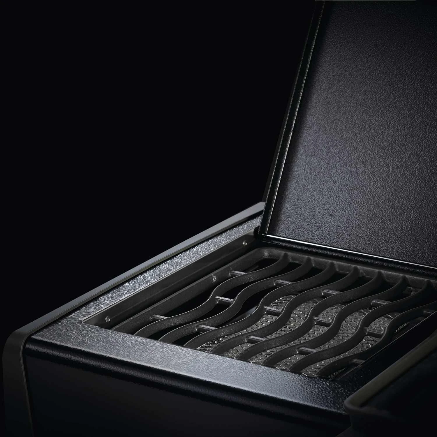 Napoleon RXT525SIBK Rogue XT 525 Black Gas Grill On Cart With Infrared Side Burner, 28.75-Inches 4 Napoleon RXT525SIBK Rogue XT 525 Black Gas Grill On Cart With Infrared Side Burner, 28.75-Inches - Image 4